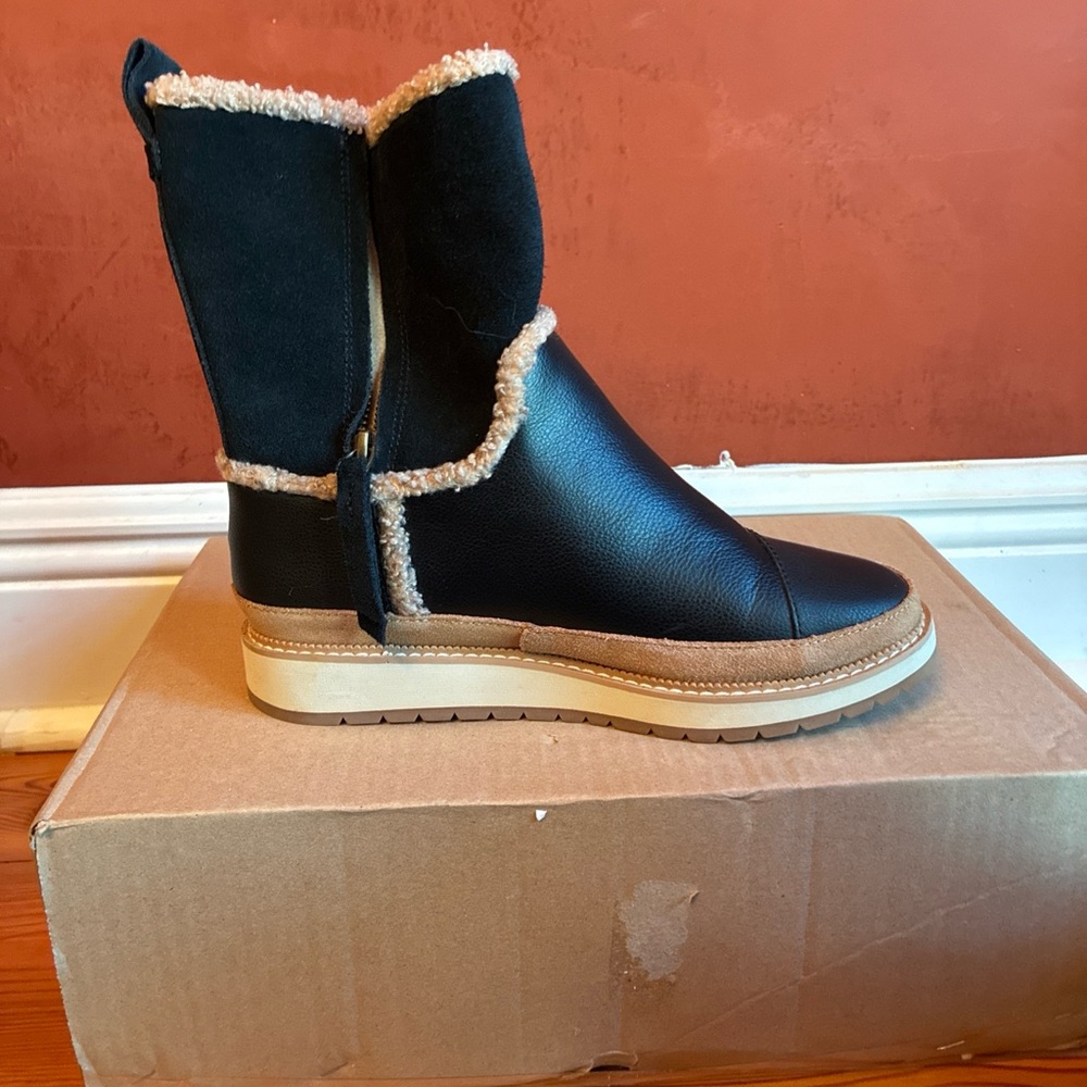 TOMS Makenna Women's Black & Tan Leather Shearling Water Resistant Boots, Size 6 - Picture 12 of 12